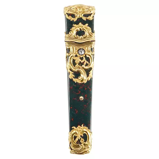 Ex-Sotheby’s George II gold-mounted bloodstone etui. Image courtesy of Akiba Aniques.