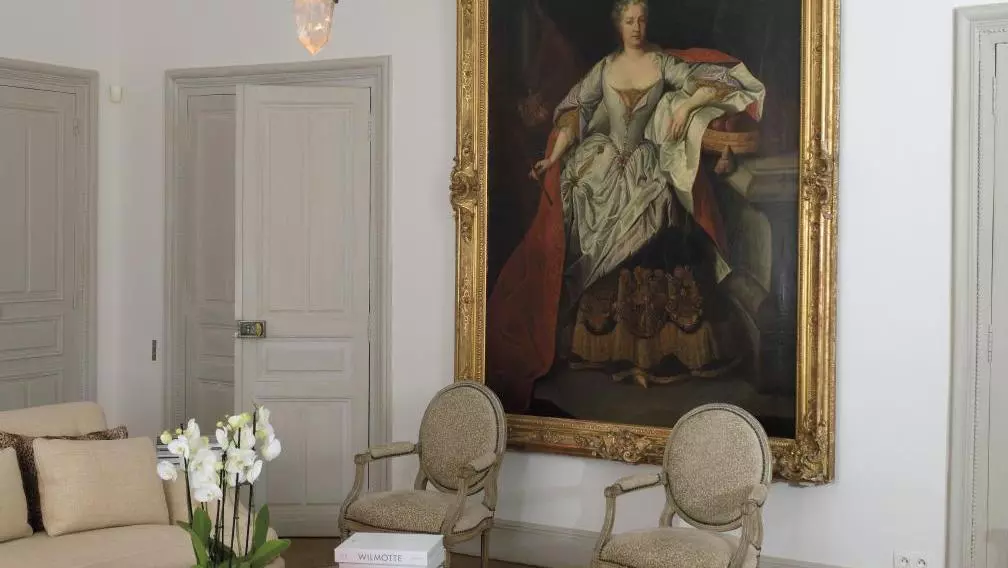The living room with the portrait of Elisabeth-Christine (Austrian school, 18th century, attributed to Martin Van Meytens, €20,000/30,000) and the hanging lamp by Hervé Van Der Straeten (€12,000/15,000).