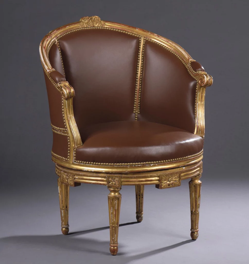 Louis XVI period, armchair stamped by the cabinetmaker Sulpice Brizard (1733-after 1796), molded, carved and gilded wood, with a wrap-around back and a rotating seat, 88 x 65 x 54 cm/34.64 x 25.59 x 21.26 in.
Estimate: €5,000/7,000