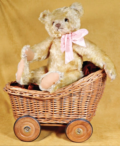 Steiff “Teddy Rose” bear. Image courtesy of Ladenburger Spielzeugauktion GmbH.
