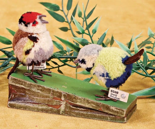 Lot #5290, a pair of Steiff woolen miniature birds from Ladenburger Spielzeugauktion’s premier Steiff sale. Image courtesy of Ladenburger Spielzeugauktion GmbH.