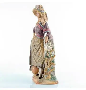 Country Lady 1011330 - Lladro Porcelain Figurine