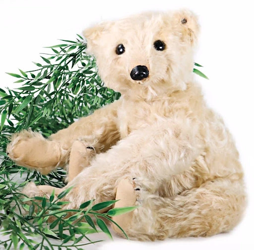 Lot #6104: An all original white mohair rod jointed Steiff bear from 1904-1905. Image courtesy of Ladenburger Spielzeugauktion GmbH. 