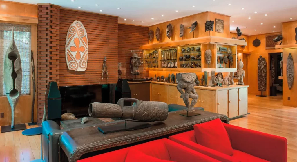 The Singers’ home is entirely decorated with works from Papua New Guinea, the Himalayas and Indonesia.