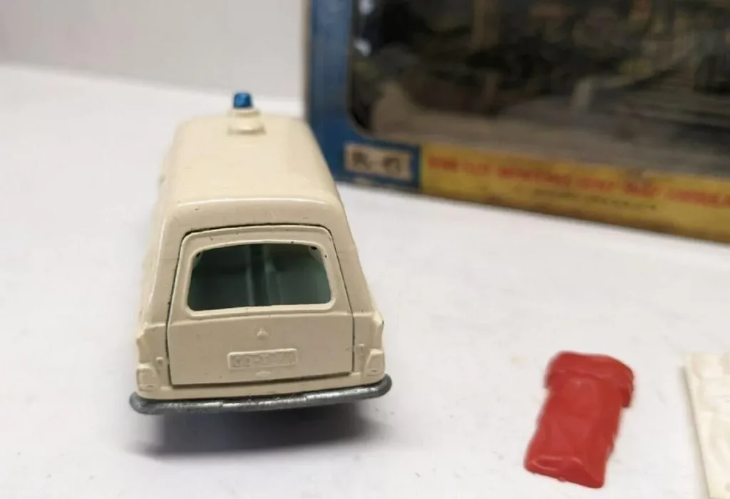 Matchbox King Size K-6 Mercedes Benz "Binz" Ambulance