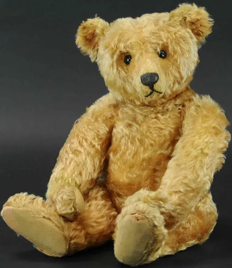 Enter-seam Steiff teddy bear circa 1905 brought to auction in 2020 by Bertoia Auctions. Photo from LiveAuctioneers.