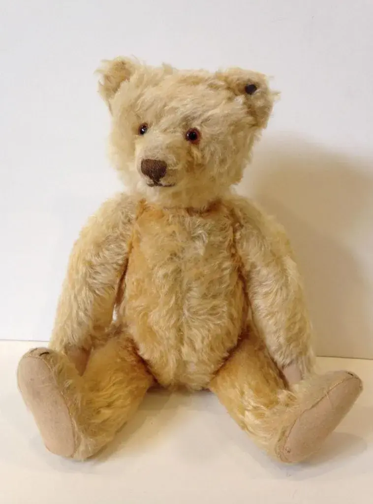 Golden blonde fine Teddy bear circa 1920. Offered by Appletree Auction Center in 2020. Photo from LiveAuctioneers.