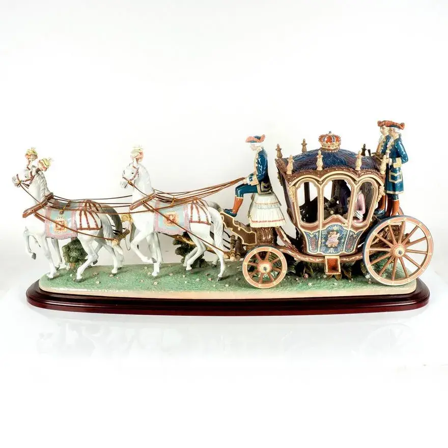 18th Century Coach 1001485 - Lladro Porcelain Figurine