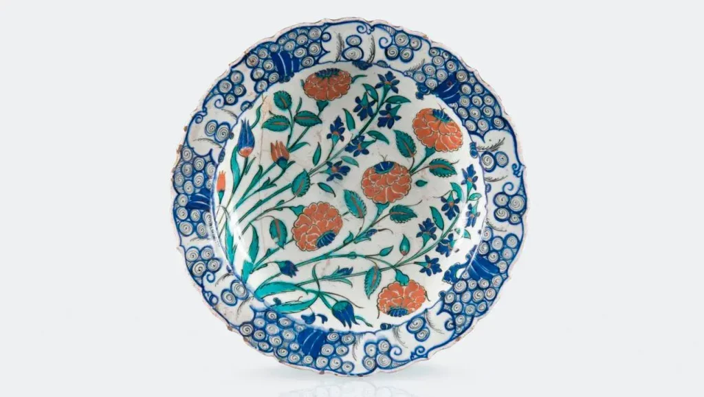 Ottoman Empire, 16th century. Iznik ceramic dish with floral decoration consisting of a poppy flower motif in the center and tulips on the side, diam. 30 cm/11.8 in. Marseille, October 31, 2018. De Baecque & Associés, Leclere auction house saleroom, Mr and Mrs Achdjian. Result: €36,400