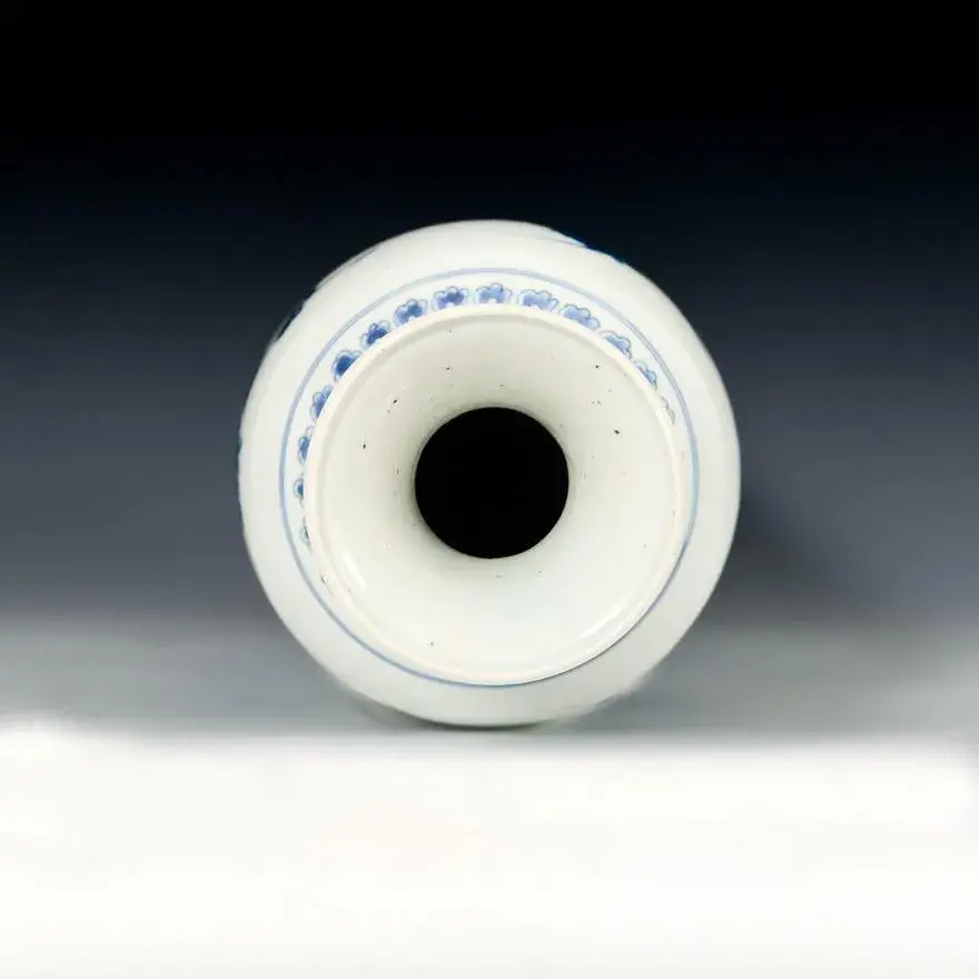 A Chinese Blue And White Vase, 16th/17th Century