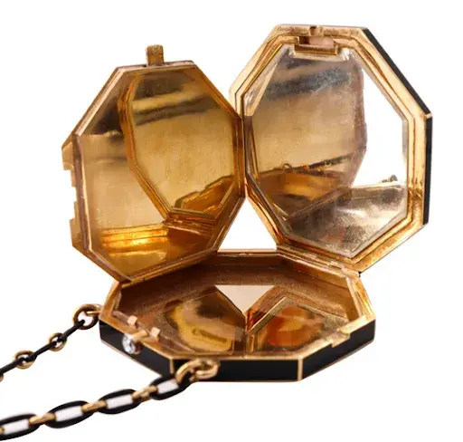 Cartier Paris 18-karat gold and enamel vanity case. Image courtesy of WinBids Auctions.