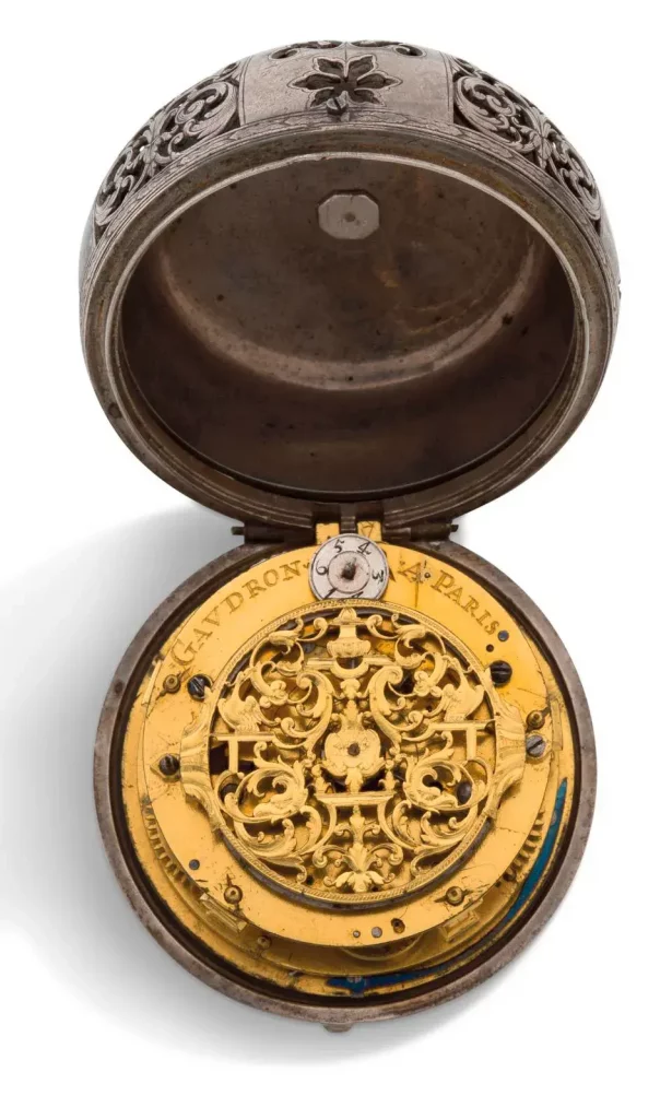 Gaudron, Paris, late 17th century, silver “onion” watch with chimes and an alarm, foliage decoration, mechanical movement with key winding, balance spring, location adjustment, verge escapement with fusee and chain, a ringing bell, diam. 5.35 cm/2.10 in, gross weight 193.6 g/6.82 oz.
Estimate: €2,000/3,000