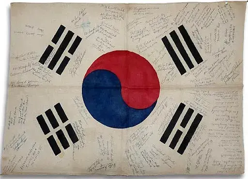 Taegeukgi with the signatures of 87 U.N. soldiers participating in the Korean War, which was submitted to the Korean auction market in 2018. Image ⓒ Dong-A Auction.