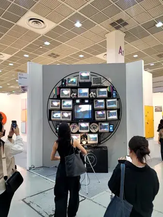 Paik Nam-joon's video artwork was installed in the Frieze Seoul Central Hall, attracting visitors' attention. Image ⓒ Ji Young Huh.
