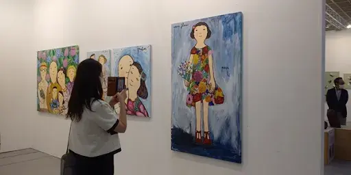 Visitors look around at the work at Kiaf Seoul. Image ⓒ Auction Daily.
