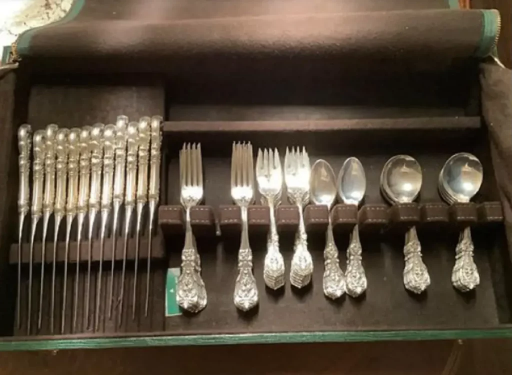 REED & BARTON, FRANCIS THE 1ST STERLING 60 PC SILVER FLATWARE FIRST SET. With BOX