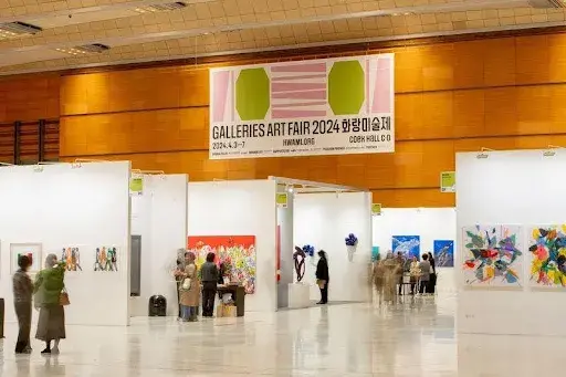 Galleries Art Fair 2024 Exhibition View. Image courtesy of Galleries Art Fair Operating Committee.