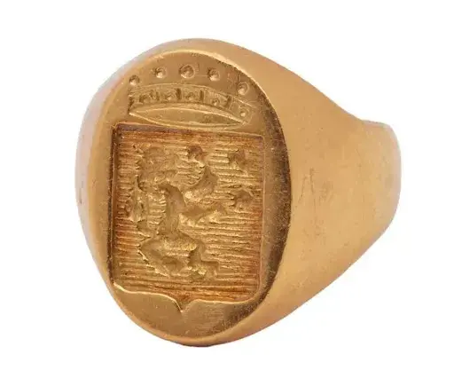 Lot #153, an 18-karat gold Heraldic ring gifted to Bennett by the Sinatra family, was estimated at $3,000 to $5,000 and sold for $63,000. Image courtesy of Julien’s.
