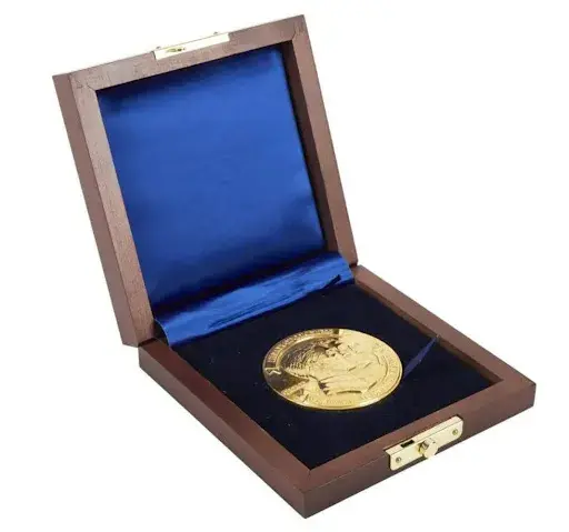 Lot #85, Bennett's Library of Congress medal for The Gershwin Prize For Popular Song, was estimated at $600 to $800 and sold for $4,875. Image courtesy of Julien’s.
