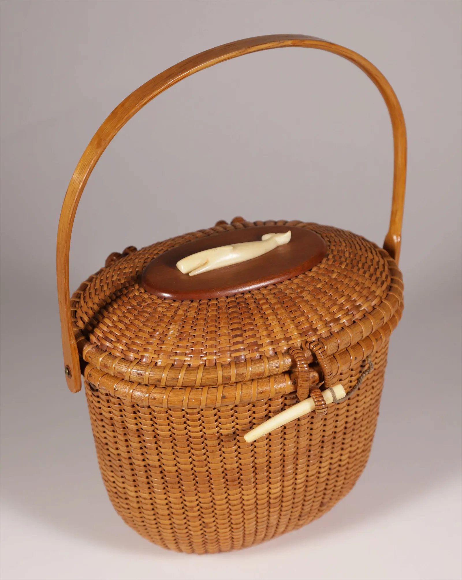 Stephen Gibbs Nantucket friendship basket oval form with Charlie Sayle carved whale. Image courtesy of Rafael Osona Auctions. 
