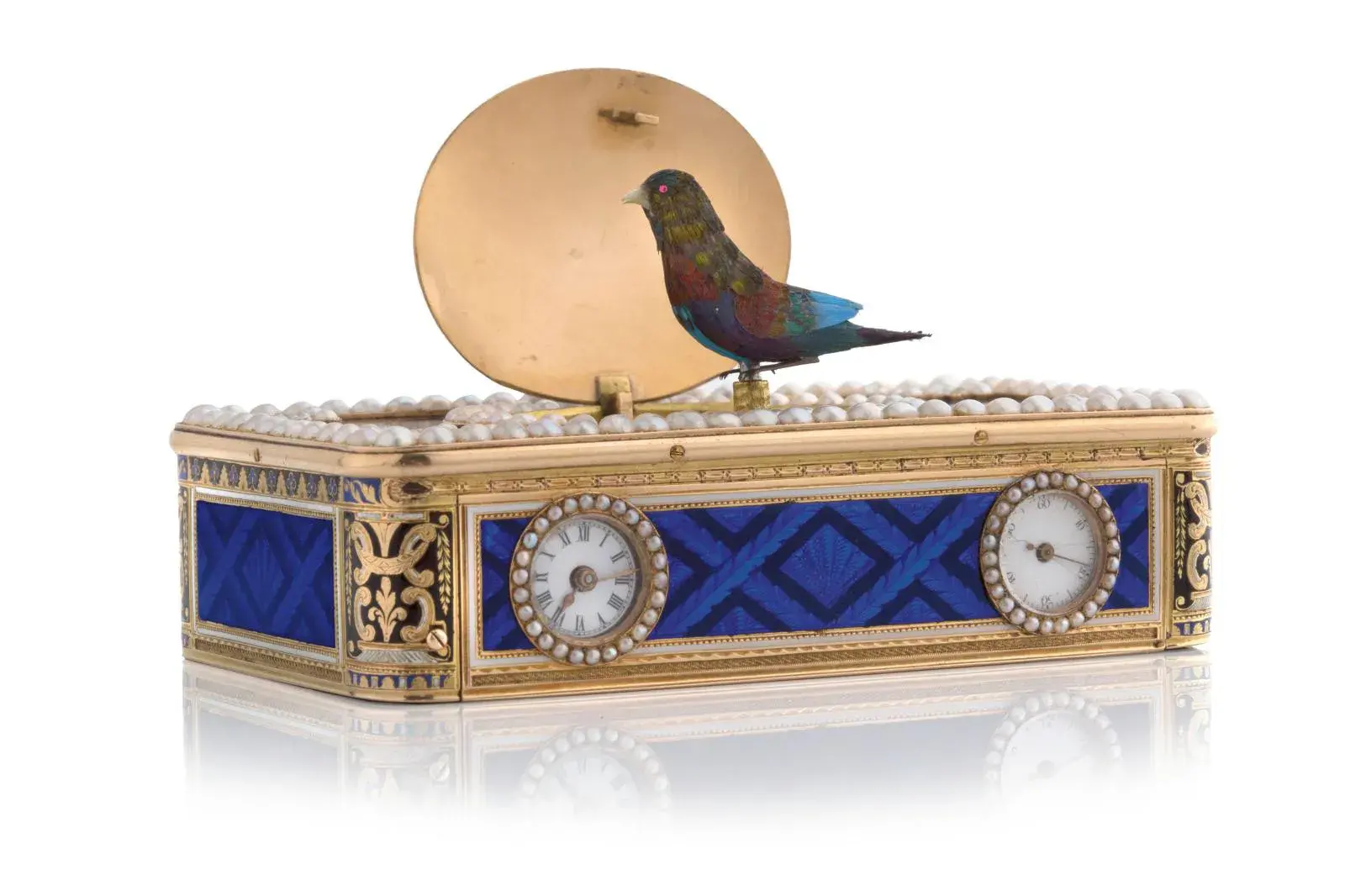 Swiss work attributed to the Rochat brothers, hallmark of Jean-Georges Rémond, early 19th century, gold, enamel and pearl singing bird box-watch with musical clock movement, painted enamel medallion of “The Warrior’s Return”, 2.5 x 9.5 x 5.7 cm/0.79 x 3.5 x 1.9 in., gross weight 368 g/12.9 oz. Neuilly, September 28, 2022. Aguttes auction house.
Sold for €328,980