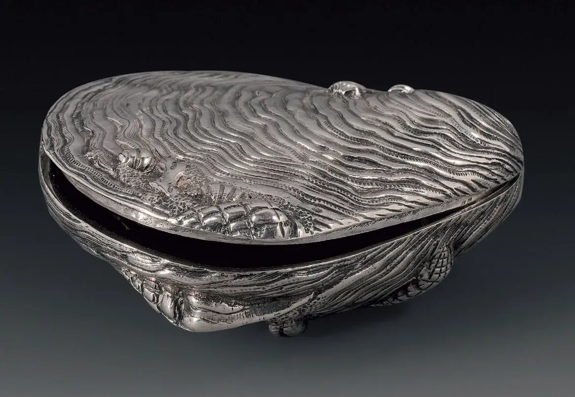 Master silversmith Bernard Bellavoine (admitted 1738), Blois, c. 1775, silver snuffbox in the form of a naturalistic flat oyster inlaid with seaweed and shells, vermeil interior, 2.9 x 7.1 x 6.5 cm/0.8 x 2.8 x 2.4 in., gross weight 105.26 g/3.7 oz. Hôtel Drouot, March 29, 2022. Jean-Marc Delvaux Auction House. Ms de Noblet. Sold for €115,200