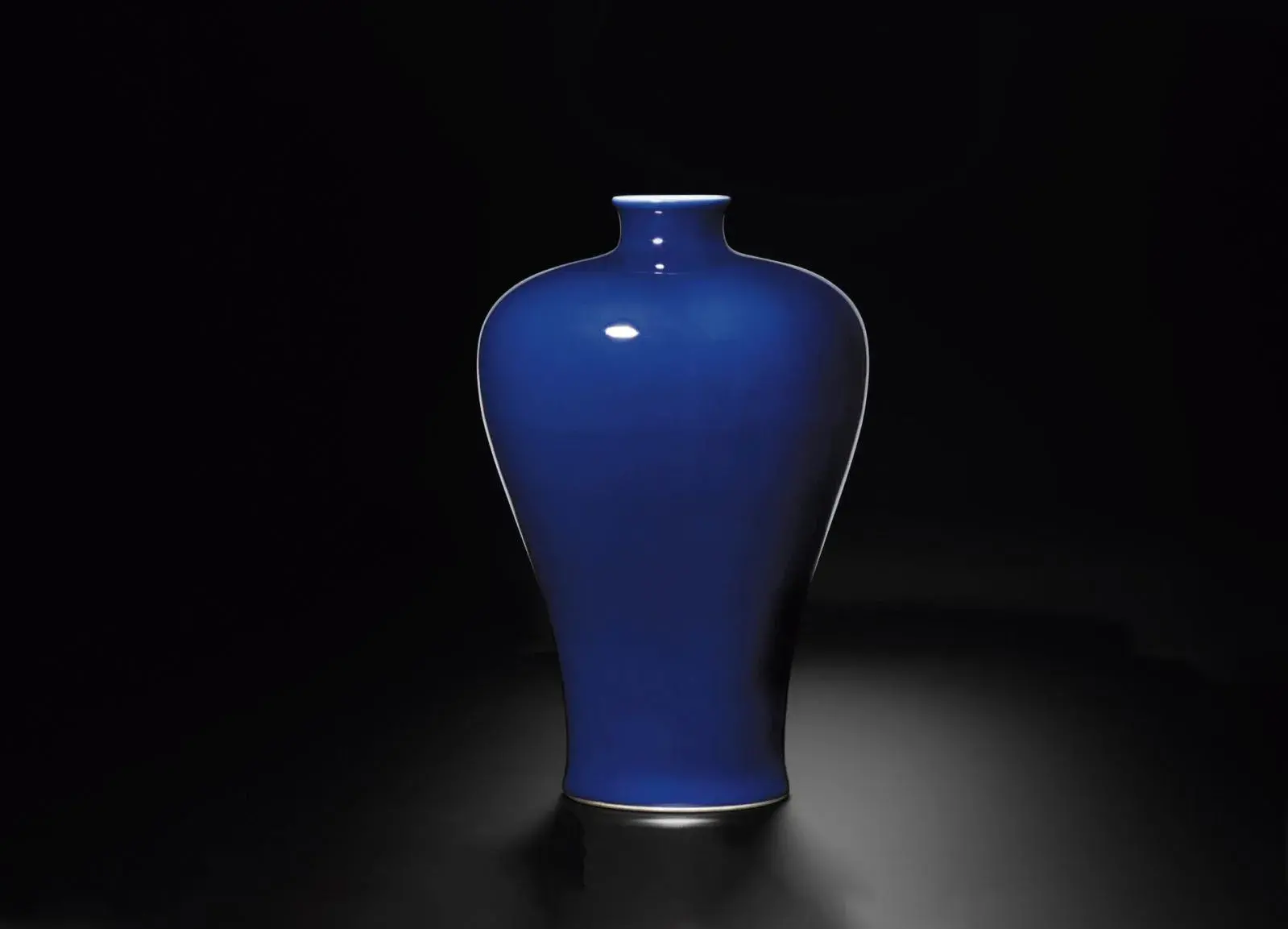 Meiping vase, porcelain, sacrificial blue glaze, Jingdezhen kilns, Qing dynasty, Qianlong, h. 35 cm/13.8 in, diam of base 13.4 cm/5.1 in, Zhuyuetang Collection.
Richard W.C. Kan's Zhuyuetang collection/photo: Barry Lui