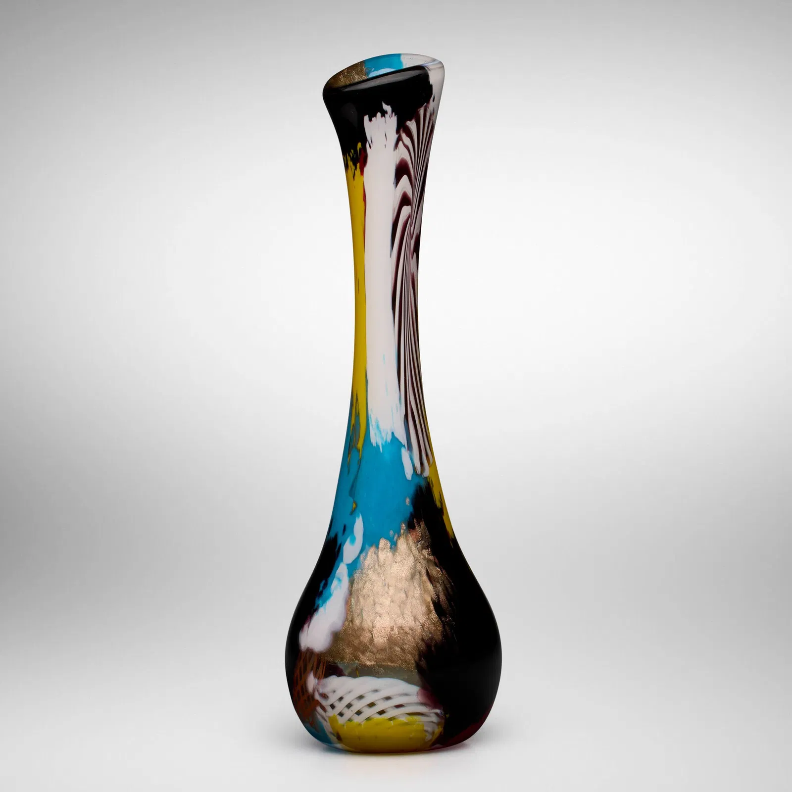 Lot #0184, a vase by Dino Martens, was estimated at $5,000 to $7,000 and sold for $13,100. Image courtesy of Wright.
