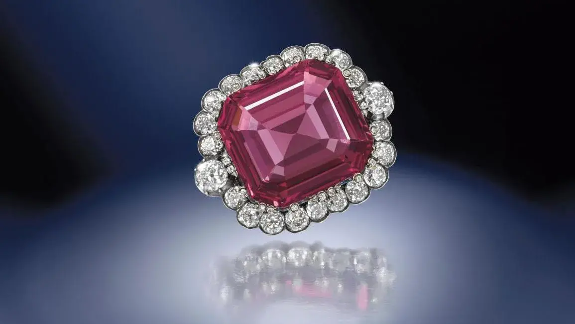 This pendant/brooch with a 50 ct spinel belonging to Henry Philip Hope fetched £962,000 in London in 2015.
© Bonhams