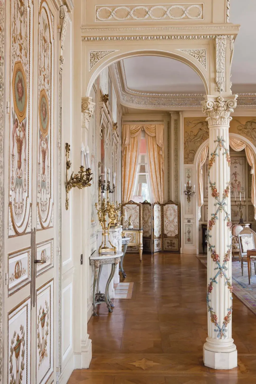 The Grand Salon, with doors from around 1780 featuring arabesques, illustrates Béatrice Ephrussi de Rothschild’s taste for the most delicate 18th-century paneling and painted furniture.
© Sophie Lloyd