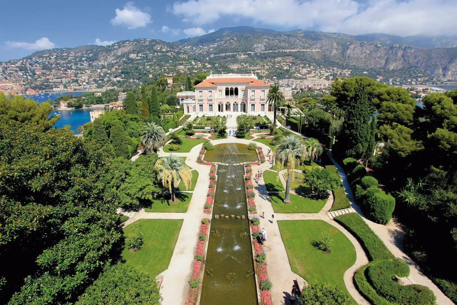 The Saint-Jean-Cap-Ferrat villa overlooks the sea like an ocean liner, which is why the owner named it “Ile-de-France”.
© Pierre Behar