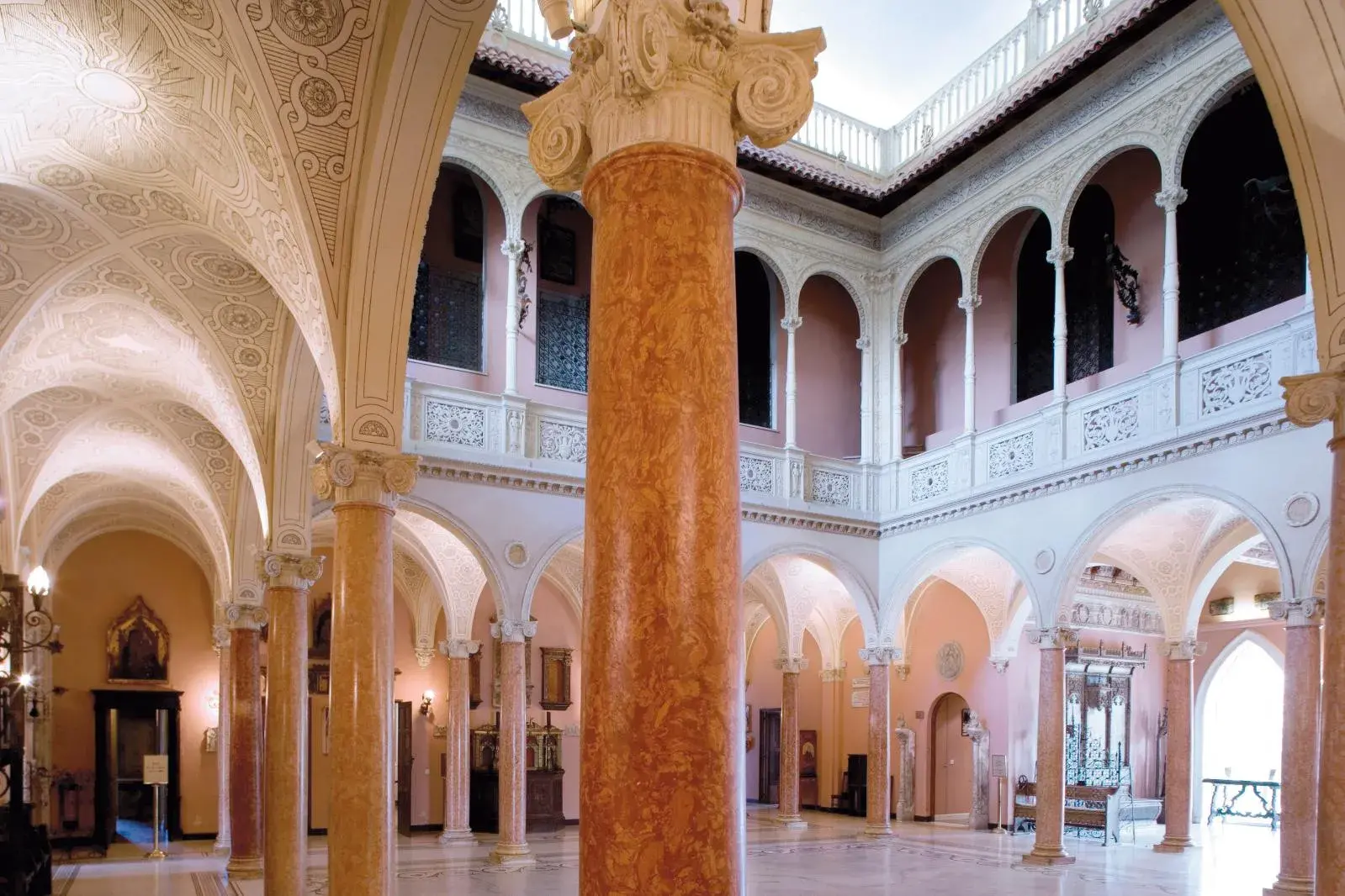 The Renaissance-inspired patio is lined by marble or stucco columns whose upper part is made of plaster on wood. The two-floor house even had an elevator.
© Christophe Recoura