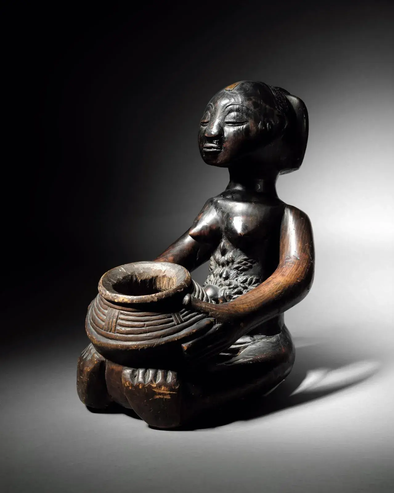 Middle Luvua workshop, Luba, Democratic Republic of Congo,  cup-bearer, wood, h. 40 cm/15.74 in.
Estimate: €80,000/120,000