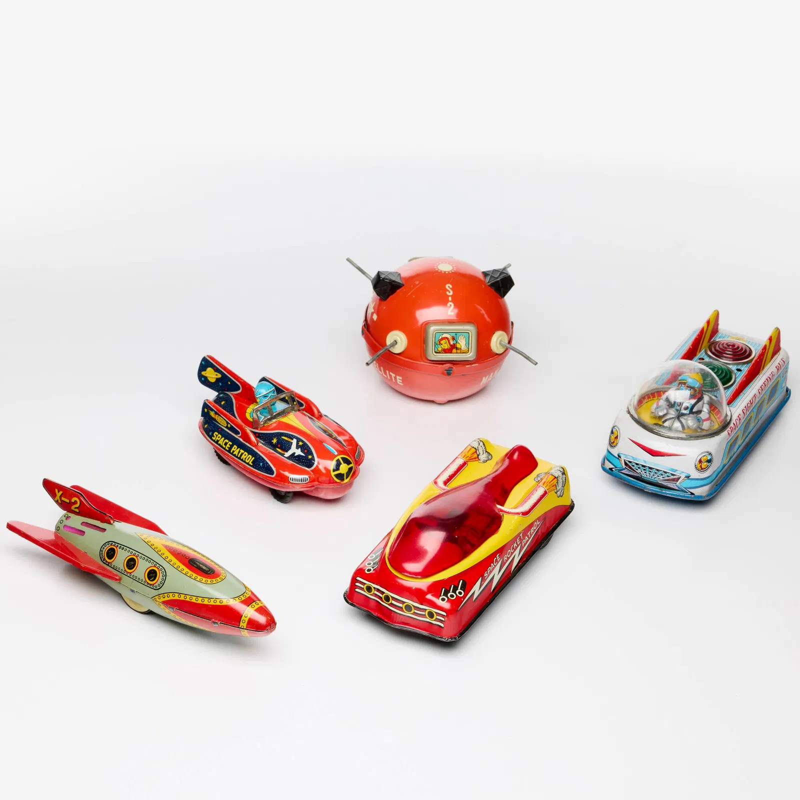 Lot #131, a collection of five American and Japanese tin friction space patrol car rocket toys, was estimated at $200 to $400 and sold for $3,750. Image courtesy of Landry Pop Auctions.
