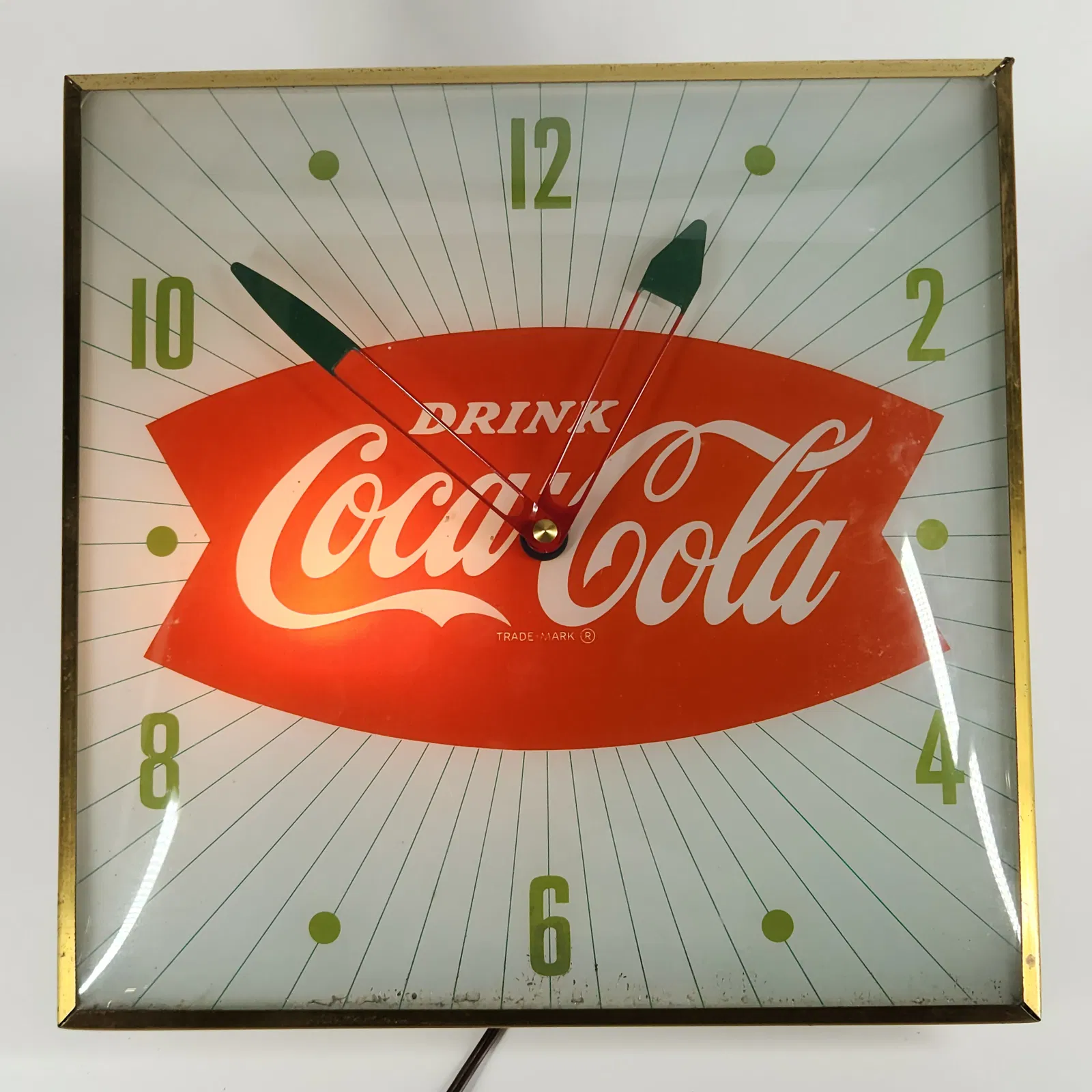 Lot #197, a Coca-Cola advertising clock, was estimated at $100 to $200 and traded hands at $215. Image courtesy of Gehman Auctions.
