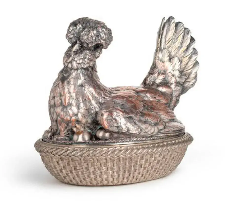 Christofle, 1866, “La poule couveuse” (“Broody Hen”), electroplated Silkie hen sitting on a basket in imitation woven wicker, 26 x 21 x 26 cm/10.2 x 8.3 x 10.2 in. Paris, live auction under lockdown, December 3, 2020. Ader auction house. Ms Badillet.
Result: €4,096