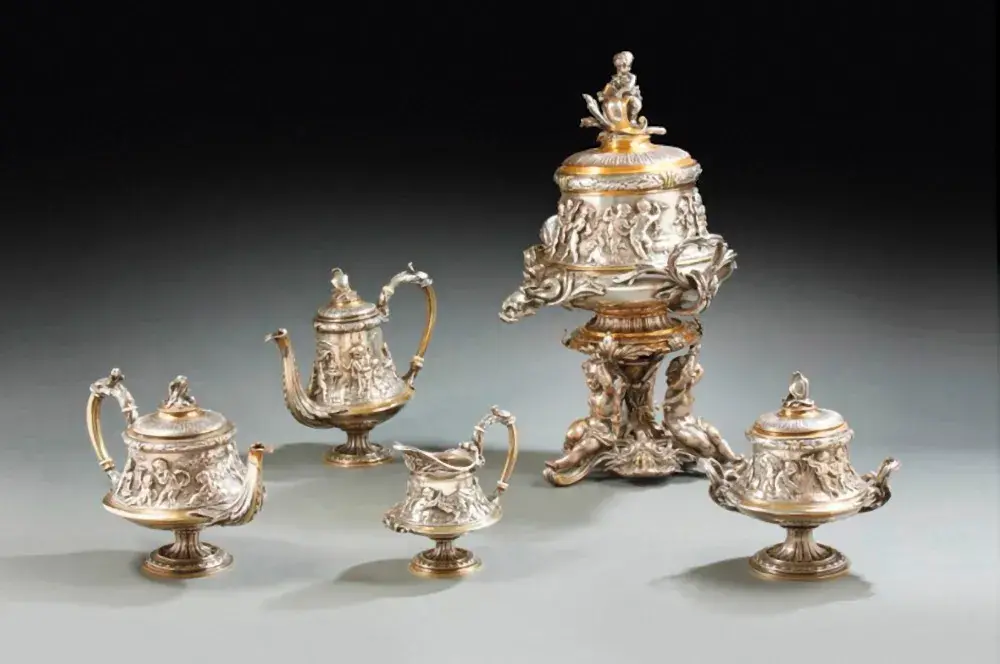 Christofle, 1855-1860, five pieces in silver-plated metal, partly gilded, decorated with circles of children in low relief: tea urn, milk jug, teapot, sugar bowl and coffee pot. Hôtel Drouot, June 21, 2022. Ader auction house. Ms Badillet.
Result: €12,800