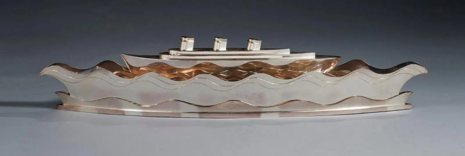 Christofle, 1995 design, silver-plated metal centerpiece showing the liner Le Normandie sailing on the waves, made up of four independent elements, 21 x 107 x 17 cm/8.3 x 42.1 x 6.7 in. Hôtel Drouot, January 20, 2023. Kahn & Associés auction house. Cabinet Blaise.
Result: €25,142