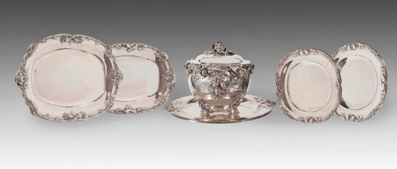 Christofle, c. 1900, set of five silver pieces: lidded tureen (25 x 28 x 24 cm/9.8 x 11 x 9.4 in and its stand (l. 40 cm/15.7 in), two oblong dishes (l. 55 cm/21.7 in and 39 cm/15.4 in) and two round dishes (diam. 35 and 32.5 cm/13.8 and 12.6 in), total weight 9.841 kg/19.8 lb. Lille, October 6, 2024. Mercier & Cie.
Result: €16,000