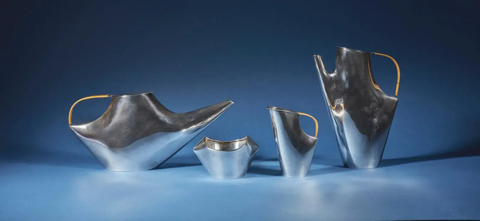 Christofle & Cardeilhac and Lino Sabattini (1925-2016), modernist tea and coffee service in plain silver with fiber-sheathed handles, “Como” model designed c. 1956-1957, gross weight 1.655 kg/3.6 lb. Hôtel Drouot, April 19, 2024. Audap & Associés auction house.
Result: €11,152