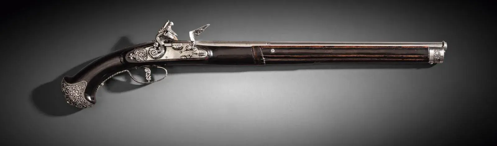 Giovanni Valetti and Lazarino Cominazzo, Italy, Brescia, c. 1660-1670, flintlock pommel pistol with two superimposed barrels and concealed second shot, day-chased iron fittings, once owned by Louis XIV, l. 65 cm/25.59 in, barrel l. 47 cm/18.50 in, cal. 12 mm/0.47 in.
Estimate: €180,000/200,000