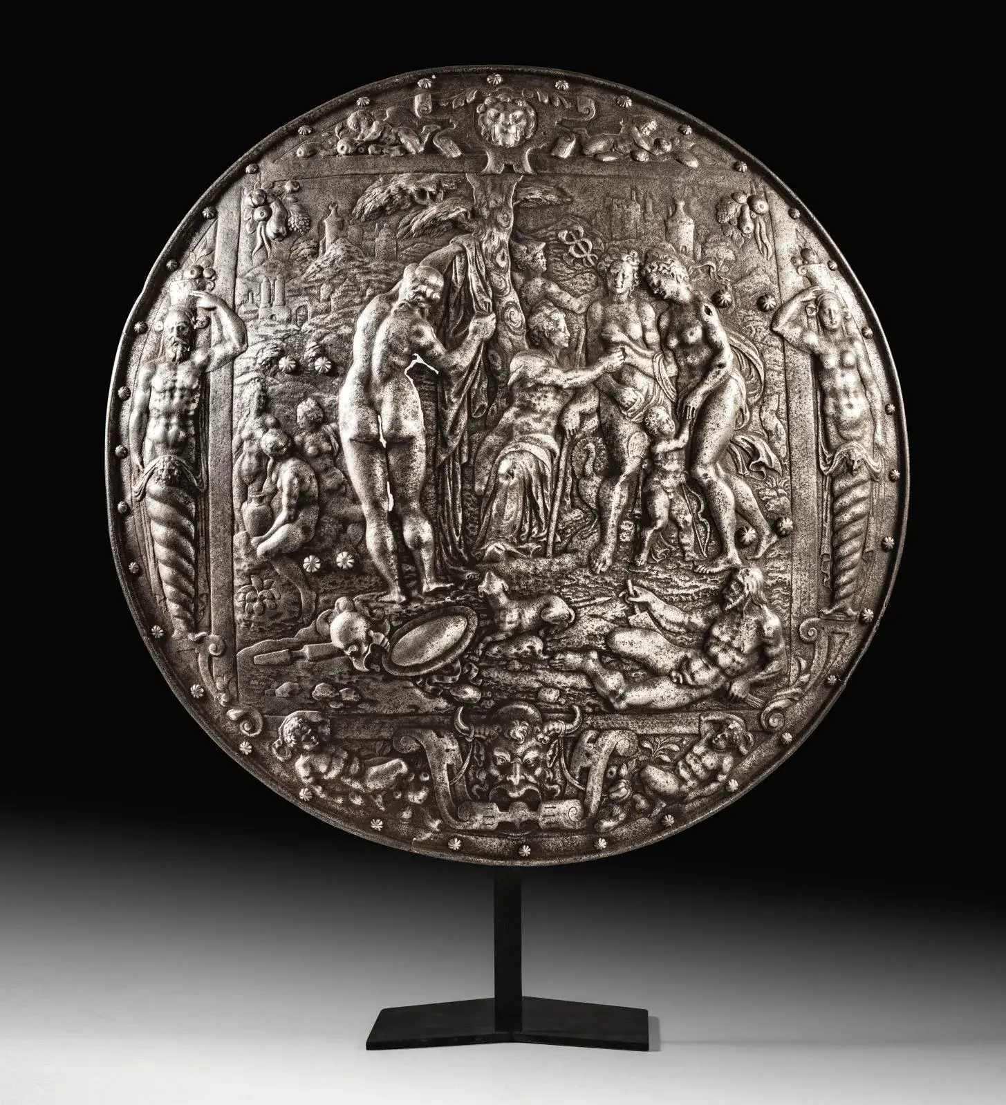 Attributed to Master MP, Italy, Milan, c.1560-1565, wrought iron repoussé rondache featuring the Judgement of Paris, diam. 61 cm/24.01 in.
Estimate: €30,000/45,000