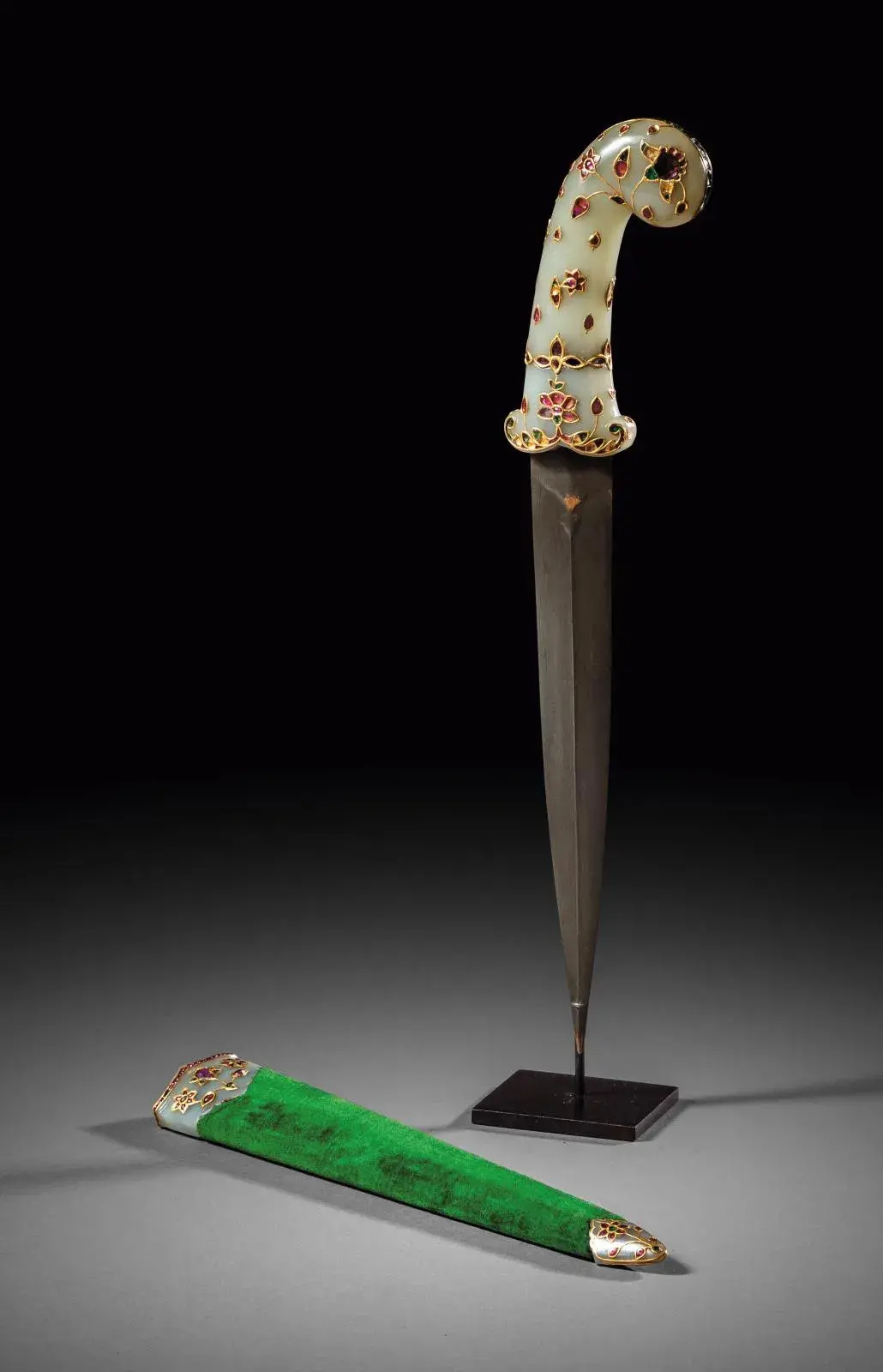 India, 18th century, dagger (khanjar), nephrite jade hilt and scabbard with floral motifs in precious stones, watered steel blade, l. 39.5 cm/15.55 in, later green velvet-covered wooden scabbard.
Estimate: €60,000/80,000