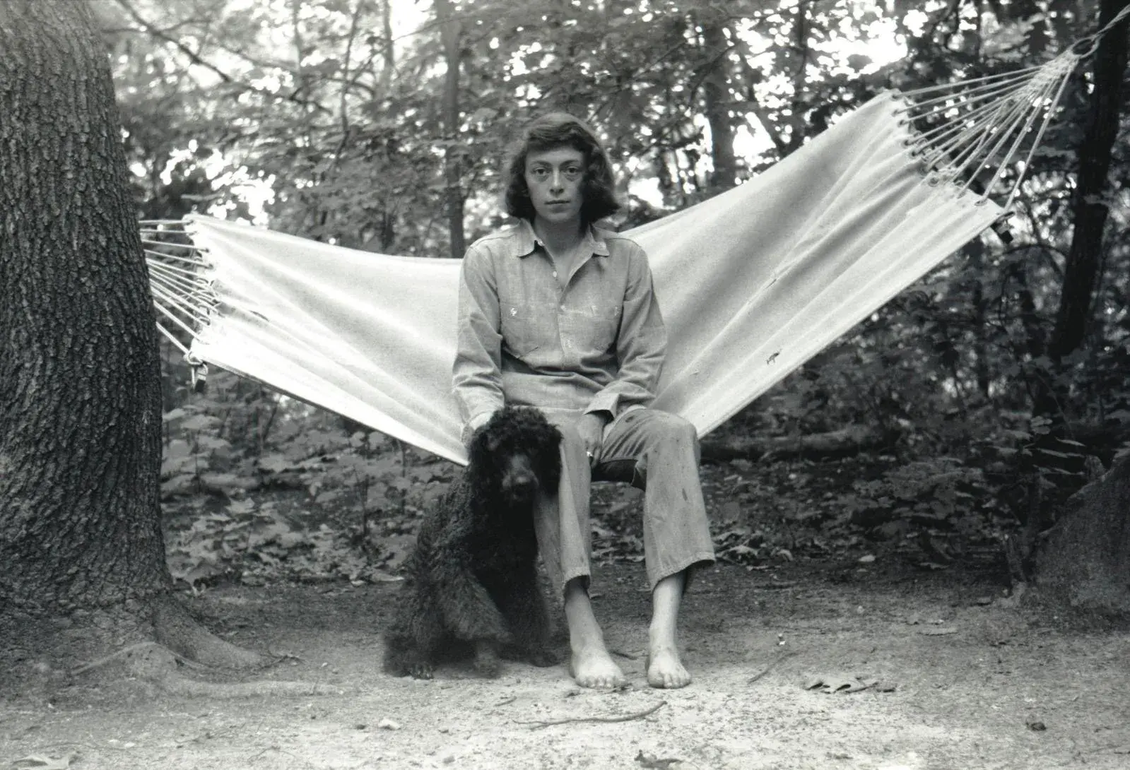 Barney Rosset (1922-2012), Joan Mitchell with her poodle, Georges du Soleil, in Springs, New York, c. 1953. Joan Mitchell Foundation Archives.
© Joan Mitchell Foundation